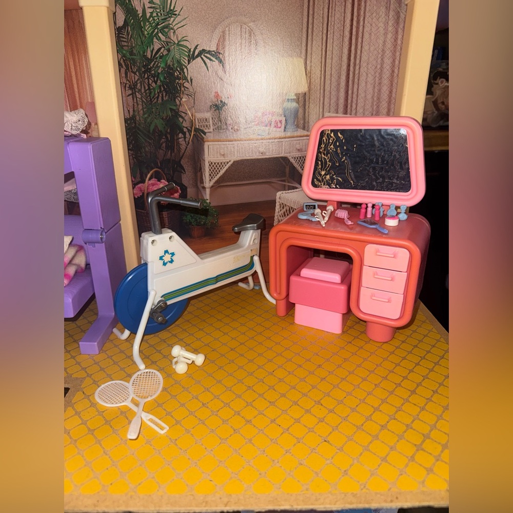 Mattel 1982 Pink Elevator Barbie Townhouse with Furniture & Accessories - Picture 10 of 16
